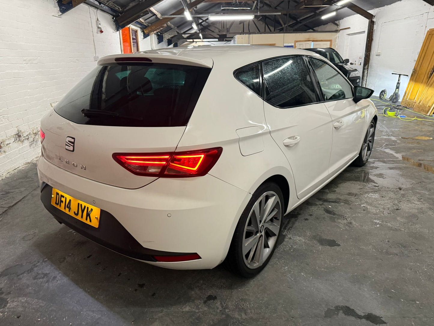 2014 SEAT Leon FR Technology 2.0 TDI 150  White – £2,995